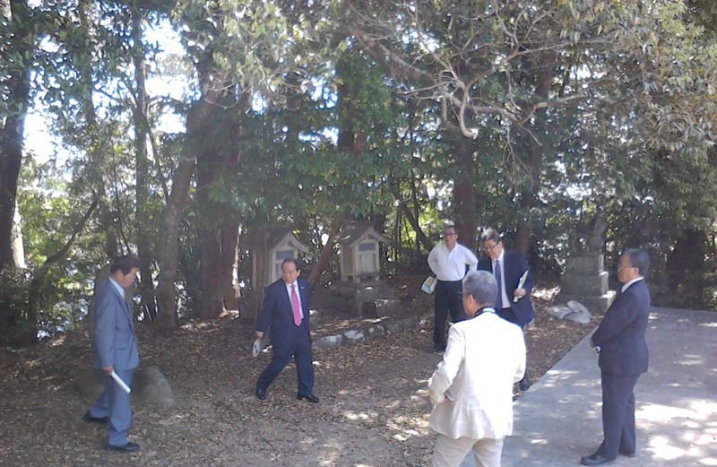 旧竹島神社（廃殿）の敷地内にある音次郎が建立した夢の碑の前で説明に聞き入る参加者達。