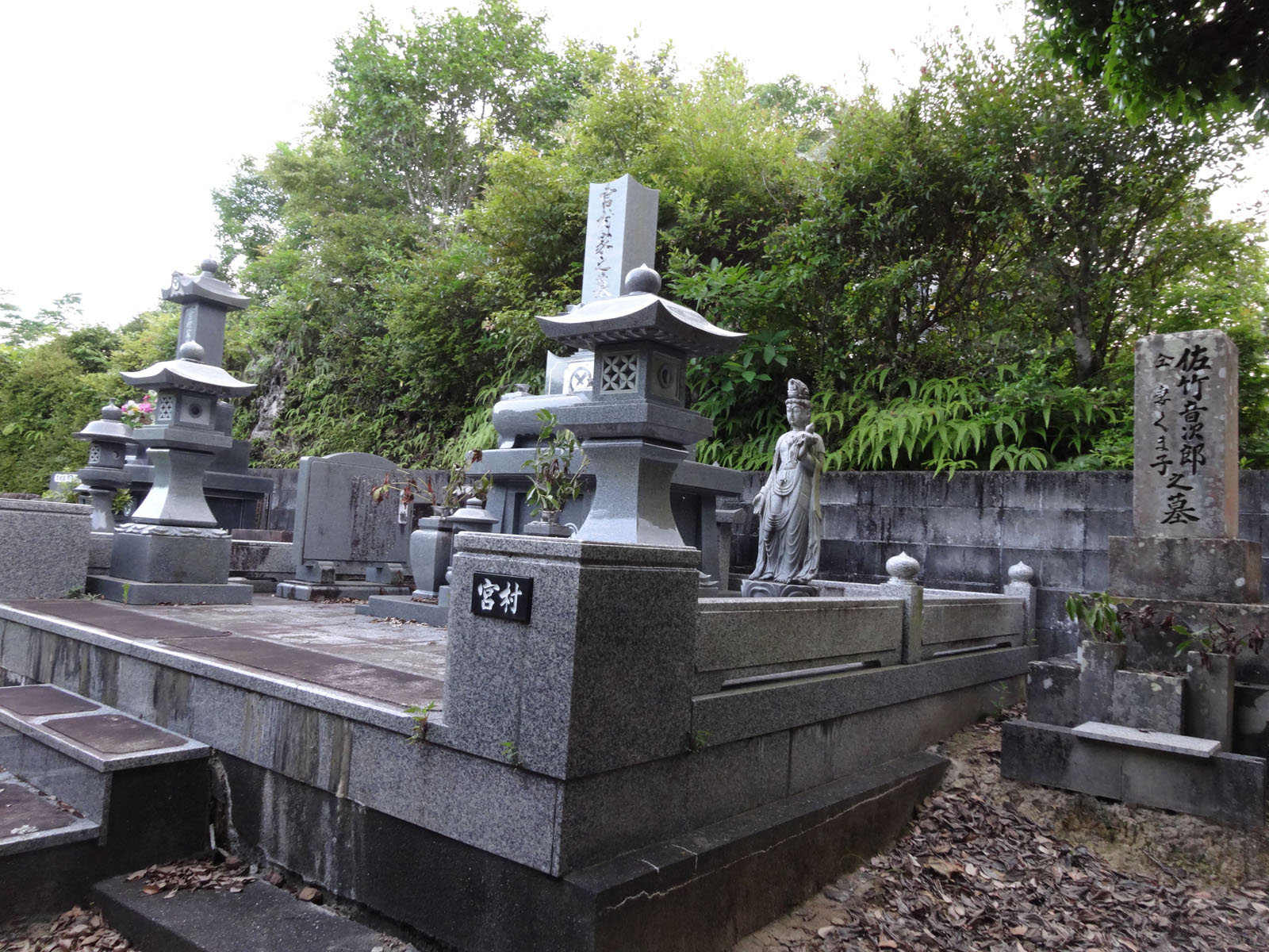 宮村家の納骨堂と並んでいた頃の音次郎の墓を音次郎の墓側から撮影した写真