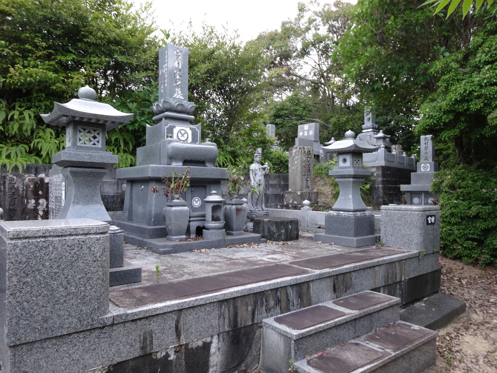 宮村家の納骨堂と並んでいた頃の音次郎の墓を宮村家の墓側から撮影した写真