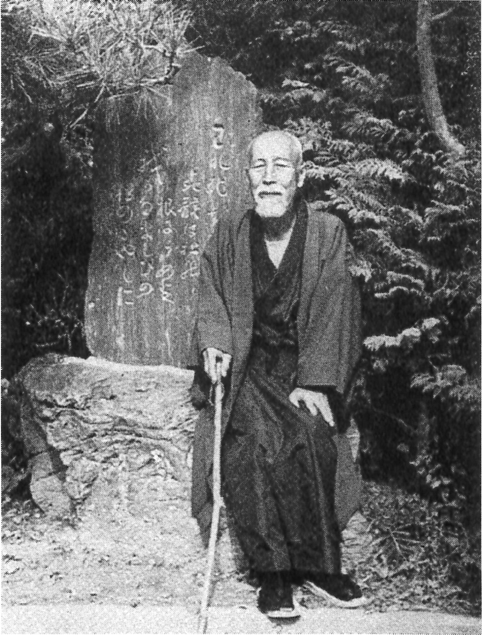 竹島の辞世の句碑が完成したのち鎌倉にも歌碑が完成する。音次郎が台座に座っている記念写真。