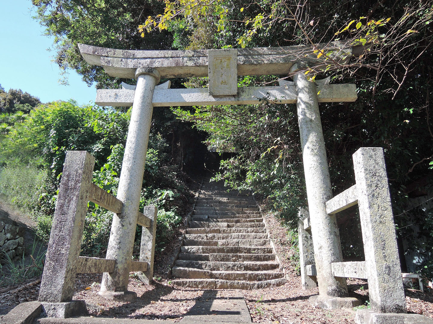 竹島神社へ上がる階段の前にある石の鳥居。鳥居の中央に竹島神社と書かれた額があり、柱には昭和３年１２月と書かれてある。