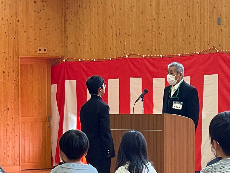 下田小学校で卒業生にお話しをする中平菊美会長。
