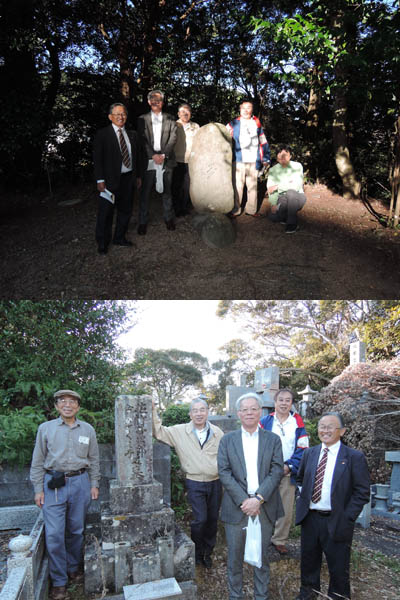 横山充男氏と共に竹島にある音次郎史跡巡りをした写真。夢の碑と音次郎の墓石の前で笑顔の参加者6名