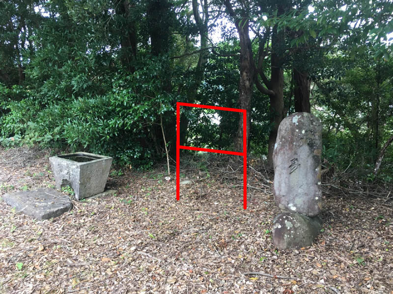 旧竹島神社境内に設置されている「夢」とだけ刻まれた石碑と、その左側に看板の設置予定場所が赤線で示されている図。