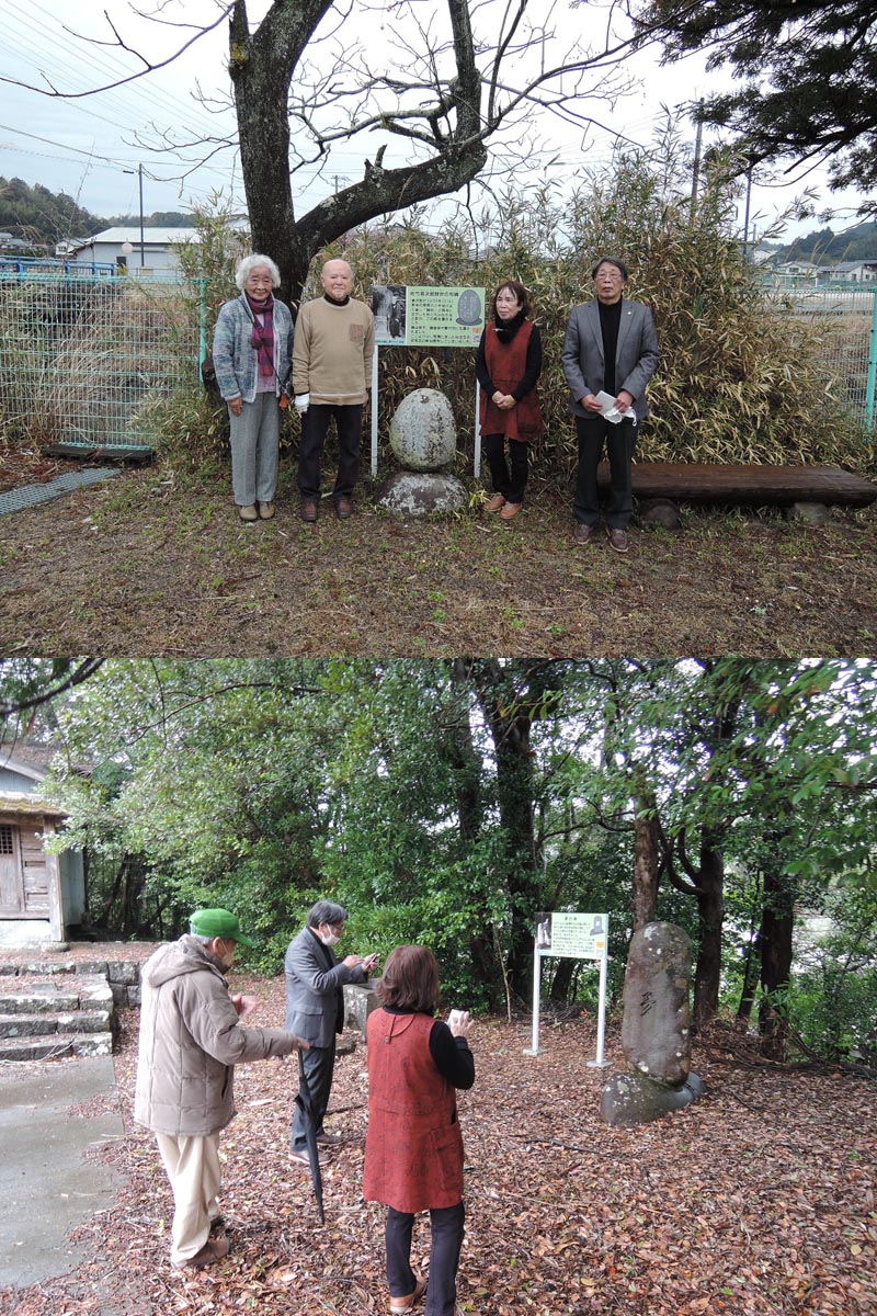 辞世の句碑、夢の碑の前で記念撮影をする十次の会のメンバー