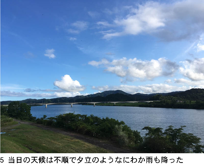 竹島防災センターの敷地から見下ろした四万十川と竹島と八束に懸かる四万十大橋。大きな塊の雲がいくつか浮かんでいる。